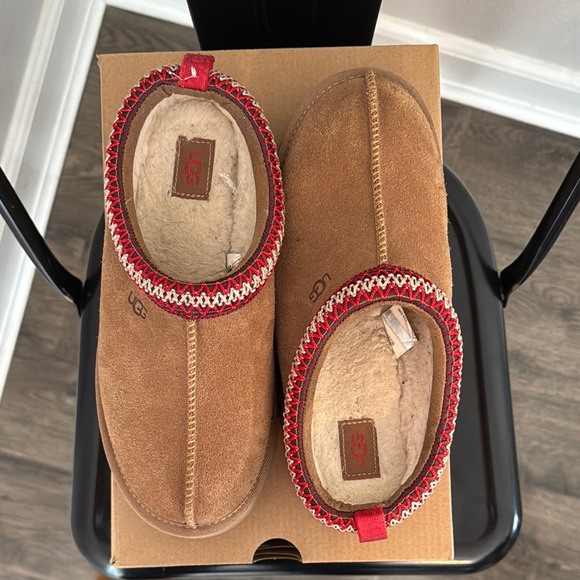UGG Brown and Red Slippers with Open Back Design - Picture 2 of 5